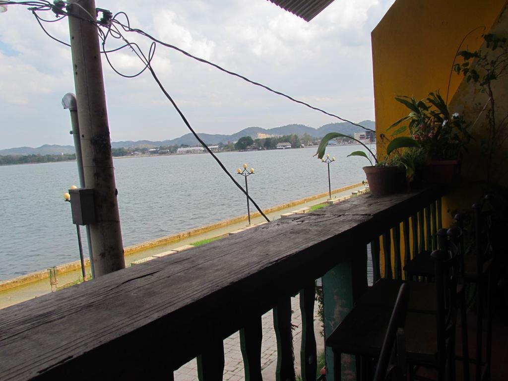 Hotel Mirador Del Lago Flores Exterior photo